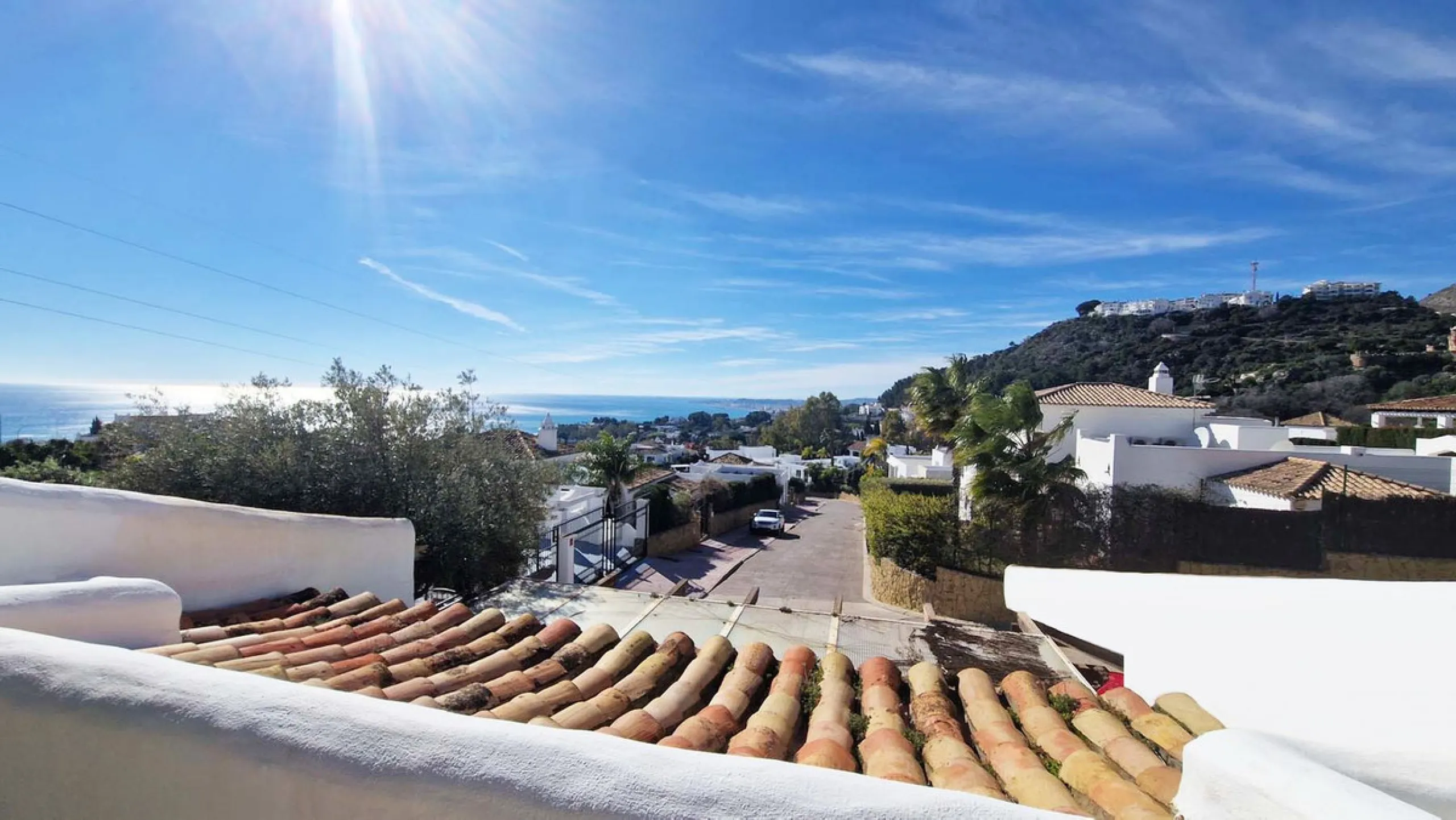Spacious apartment with sea views for sale on the Costa del Sol in a charming residence in Benalmádena. This property boasts generous living spaces and a beautiful terrace with exceptional sea views. The residence is peaceful and well-maintained, just thr