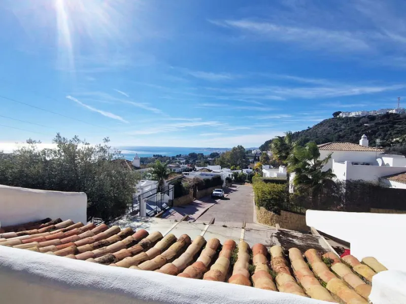Spacious apartment with sea views for sale on the Costa del Sol in a charming residence in Benalmádena. This property boasts generous living spaces and a beautiful terrace with exceptional sea views. The residence is peaceful and well-maintained, just thr