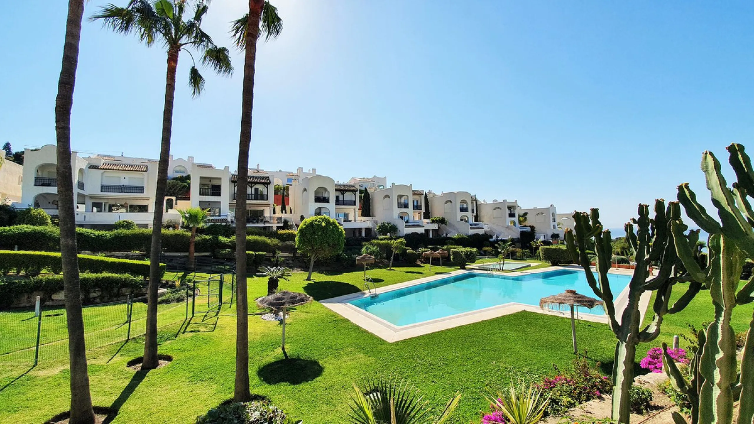 Spacious apartment with sea views for sale on the Costa del Sol in a charming residence in Benalmádena. This property boasts generous living spaces and a beautiful terrace with exceptional sea views. The residence is peaceful and well-maintained, just thr
