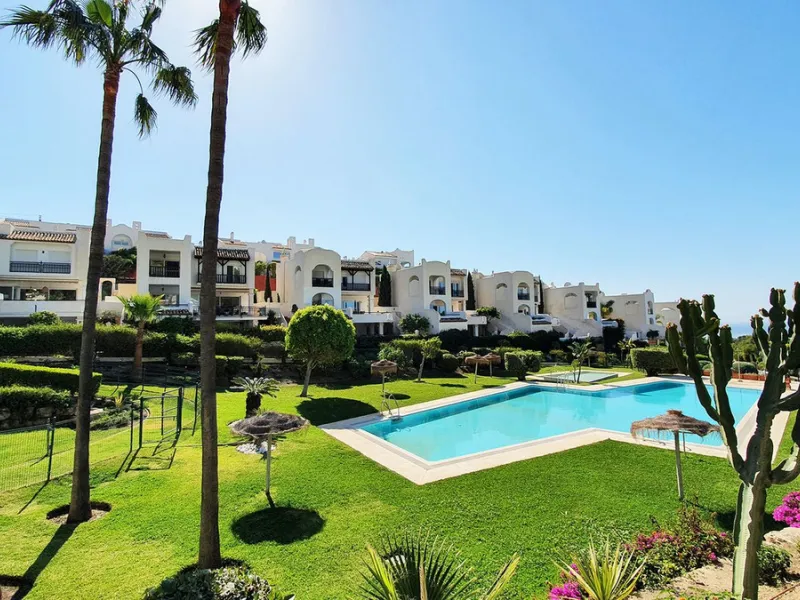 Spacious apartment with sea views for sale on the Costa del Sol in a charming residence in Benalmádena. This property boasts generous living spaces and a beautiful terrace with exceptional sea views. The residence is peaceful and well-maintained, just thr