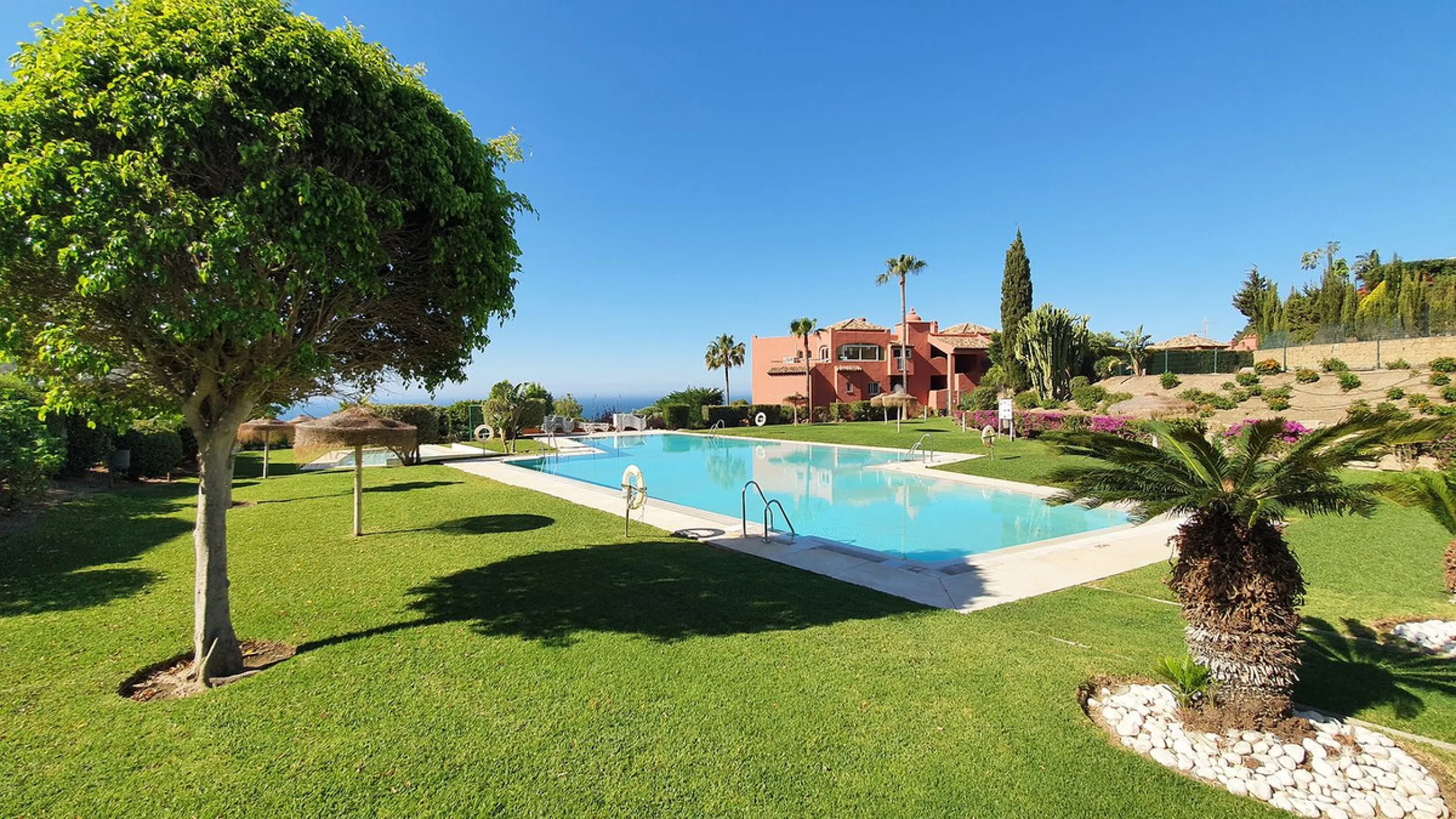 Spacious apartment with sea views for sale on the Costa del Sol in a charming residence in Benalmádena. This property boasts generous living spaces and a beautiful terrace with exceptional sea views. The residence is peaceful and well-maintained, just thr