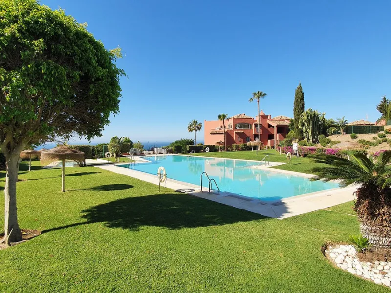 Spacious apartment with sea views for sale on the Costa del Sol in a charming residence in Benalmádena. This property boasts generous living spaces and a beautiful terrace with exceptional sea views. The residence is peaceful and well-maintained, just thr