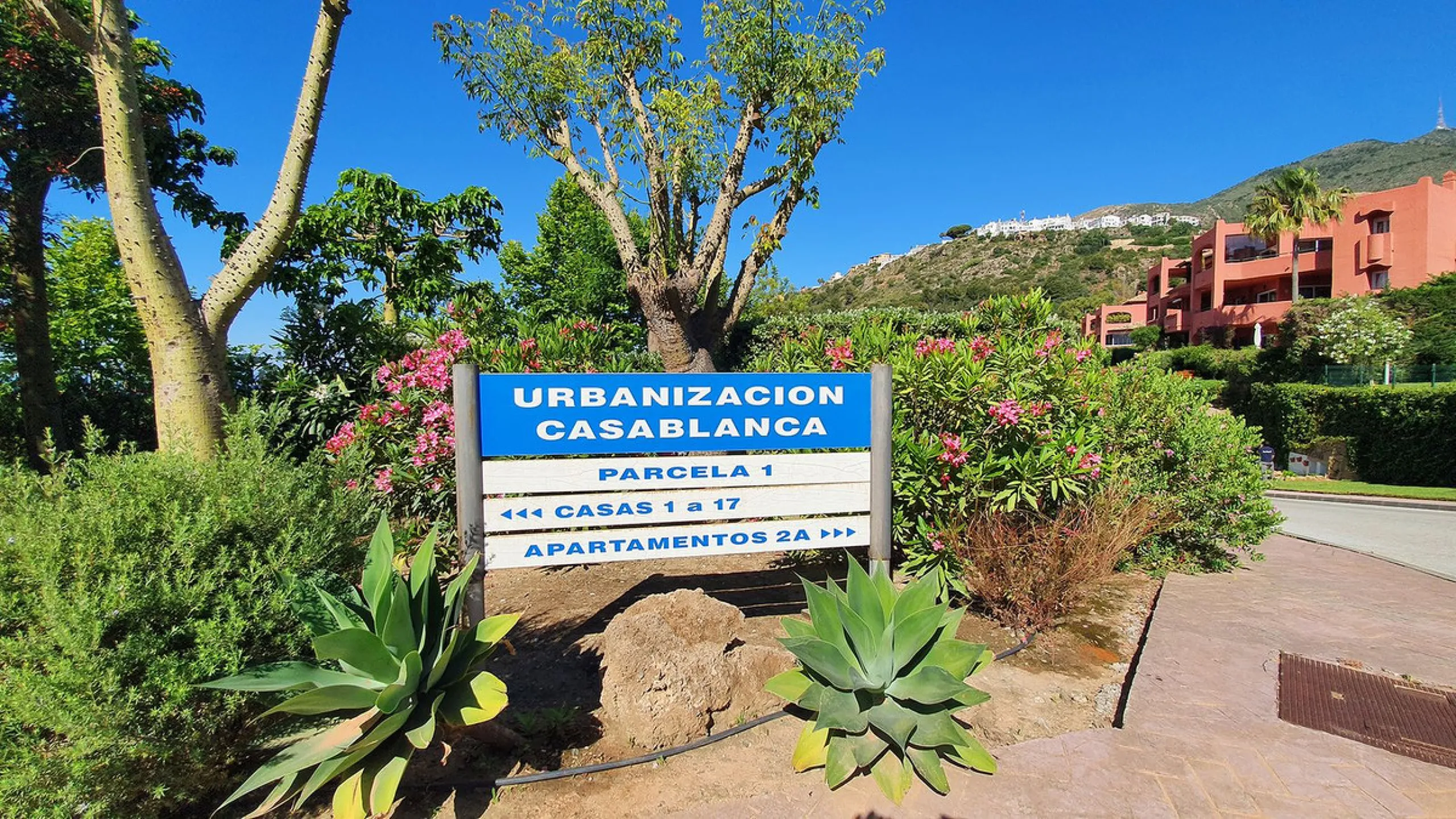 Spacious apartment with sea views for sale on the Costa del Sol in a charming residence in Benalmádena. This property boasts generous living spaces and a beautiful terrace with exceptional sea views. The residence is peaceful and well-maintained, just thr