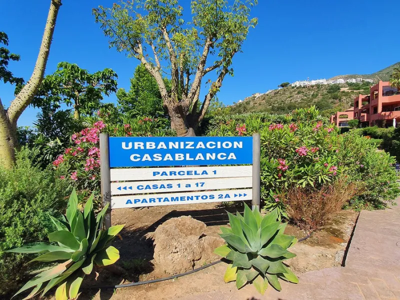 Spacious apartment with sea views for sale on the Costa del Sol in a charming residence in Benalmádena. This property boasts generous living spaces and a beautiful terrace with exceptional sea views. The residence is peaceful and well-maintained, just thr