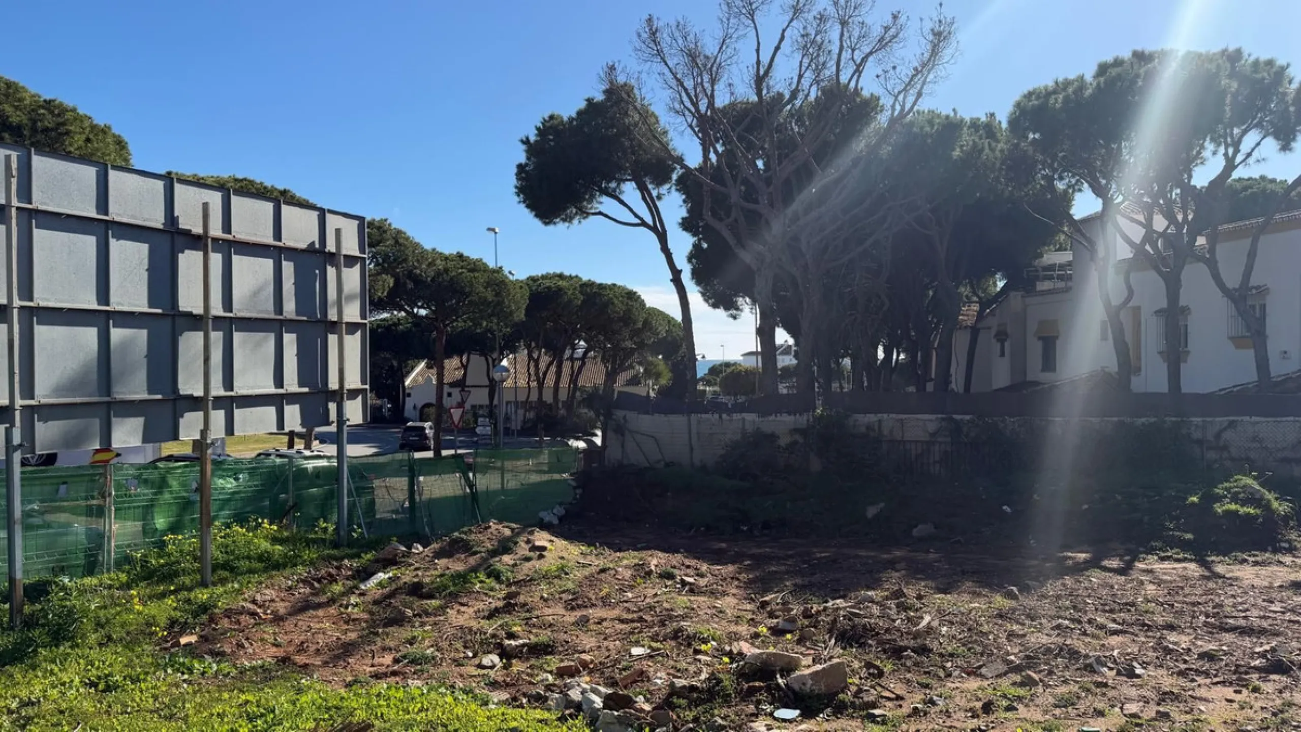 Land with development project and approved building permit for an aparthotel in Calahonda, Mijas