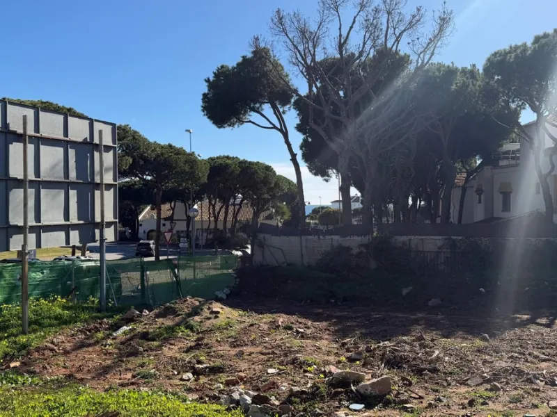 Land with development project and approved building permit for an aparthotel in Calahonda, Mijas