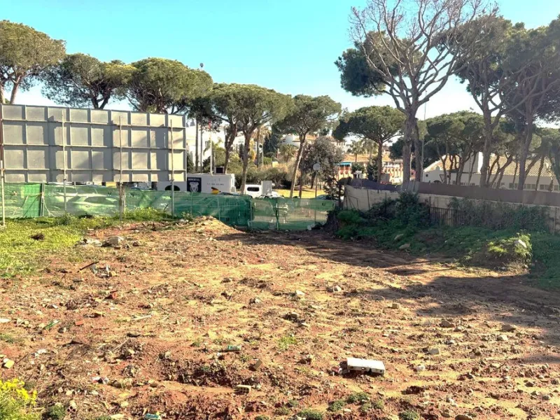 Land with development project and approved building permit for an aparthotel in Calahonda, Mijas