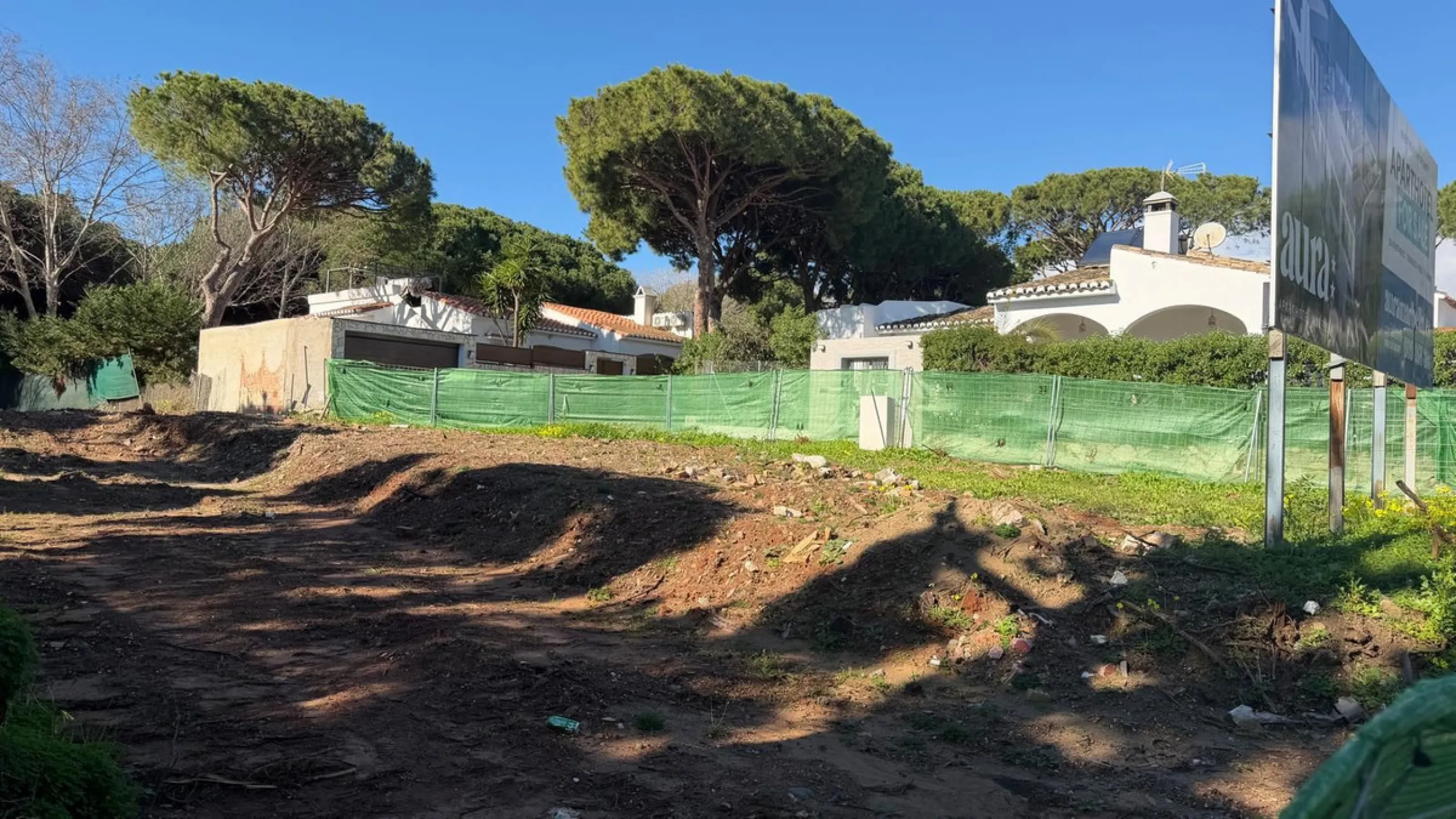 Land with development project and approved building permit for an aparthotel in Calahonda, Mijas