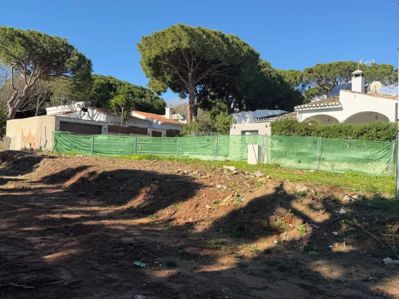 Land with development project and approved building permit for an aparthotel in Calahonda, Mijas