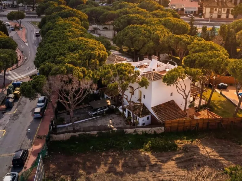 Land with development project and approved building permit for an aparthotel in Calahonda, Mijas