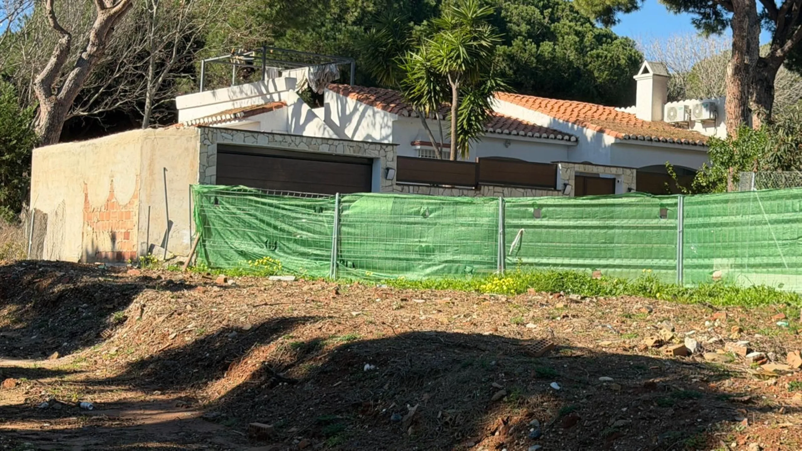 Land with development project and approved building permit for an aparthotel in Calahonda, Mijas