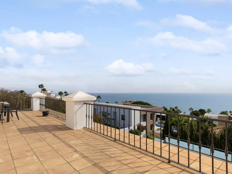 Step through the grand wooden doors into this stunning villa in La Paloma, perfectly positioned between the ports of Sotogrande and La Duquesa. Designed for relaxed Mediterranean living, this home combines elegance, comfort, and breathtaking sea views.