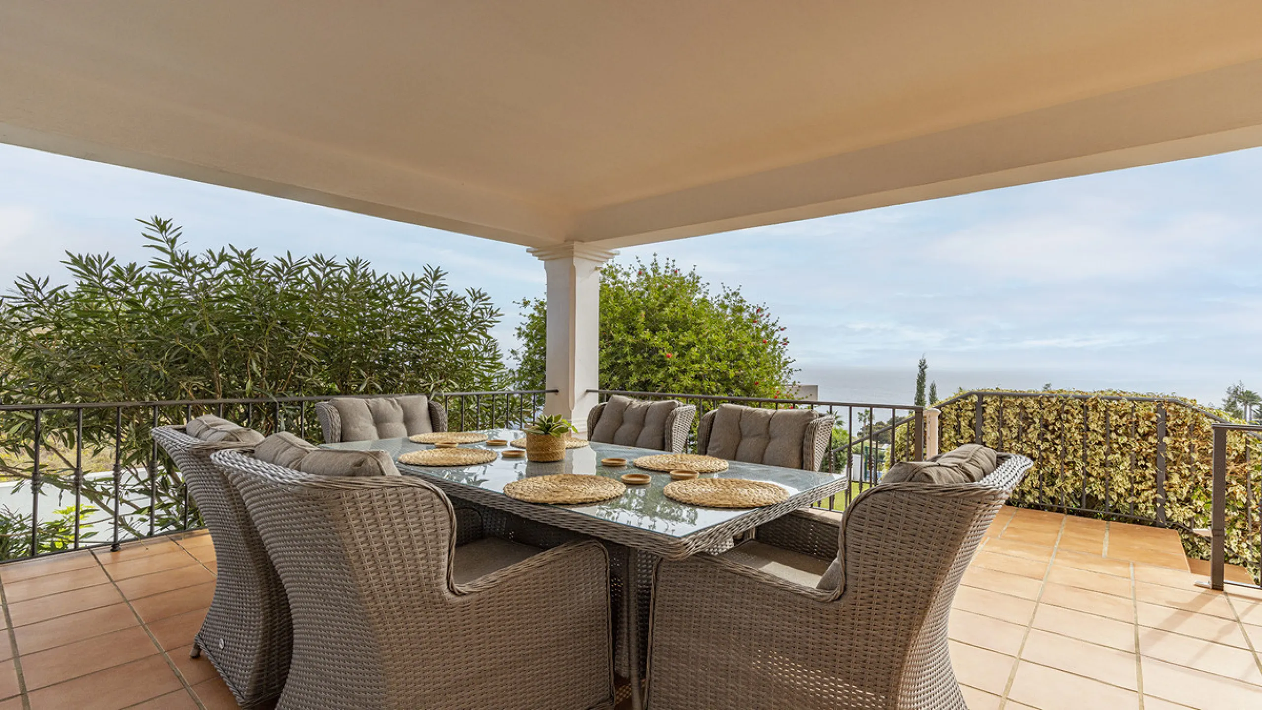 Step through the grand wooden doors into this stunning villa in La Paloma, perfectly positioned between the ports of Sotogrande and La Duquesa. Designed for relaxed Mediterranean living, this home combines elegance, comfort, and breathtaking sea views.