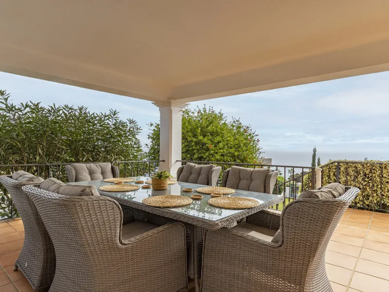 Step through the grand wooden doors into this stunning villa in La Paloma, perfectly positioned between the ports of Sotogrande and La Duquesa. Designed for relaxed Mediterranean living, this home combines elegance, comfort, and breathtaking sea views.