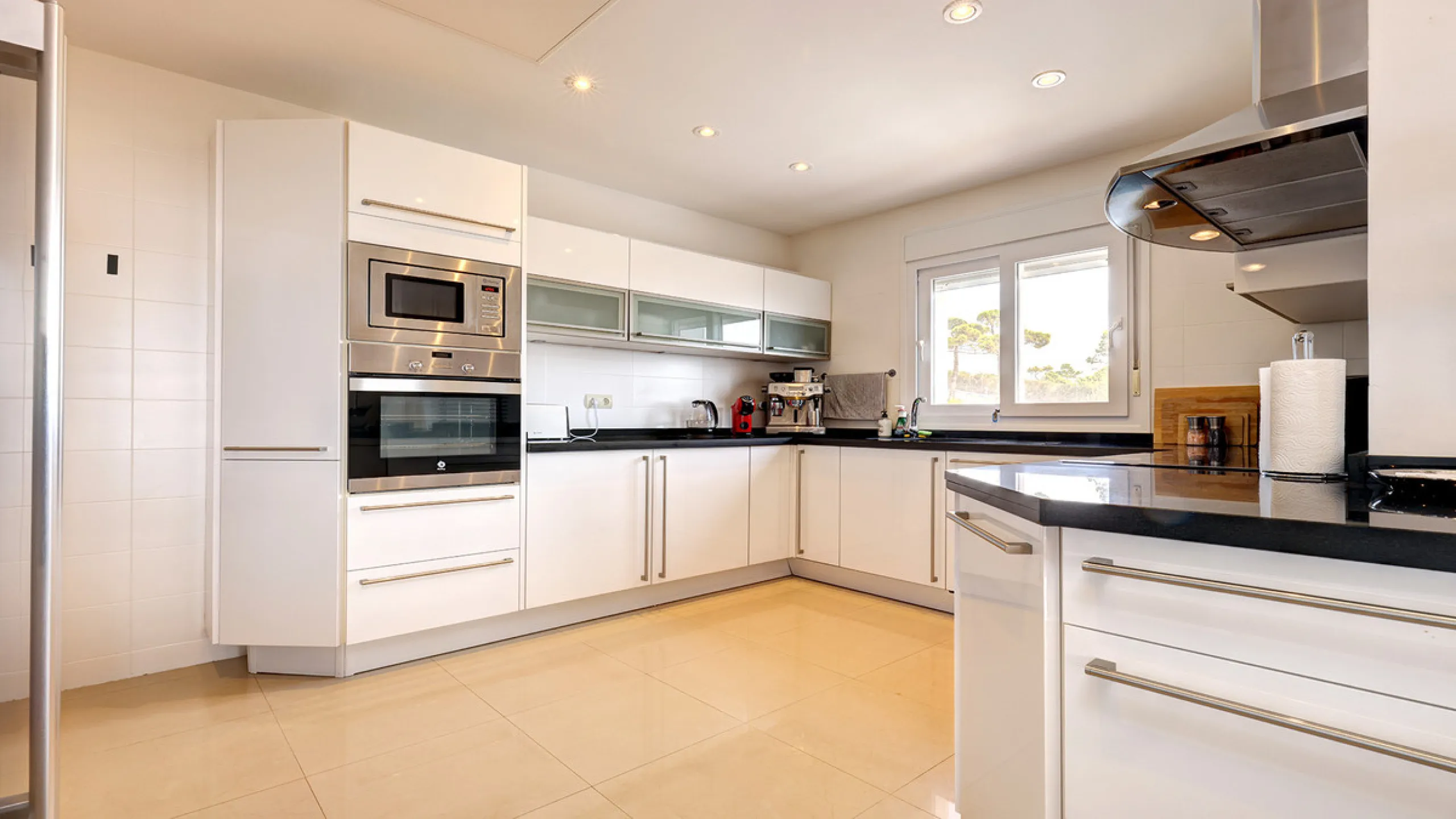 Step through the grand wooden doors into this stunning villa in La Paloma, perfectly positioned between the ports of Sotogrande and La Duquesa. Designed for relaxed Mediterranean living, this home combines elegance, comfort, and breathtaking sea views.