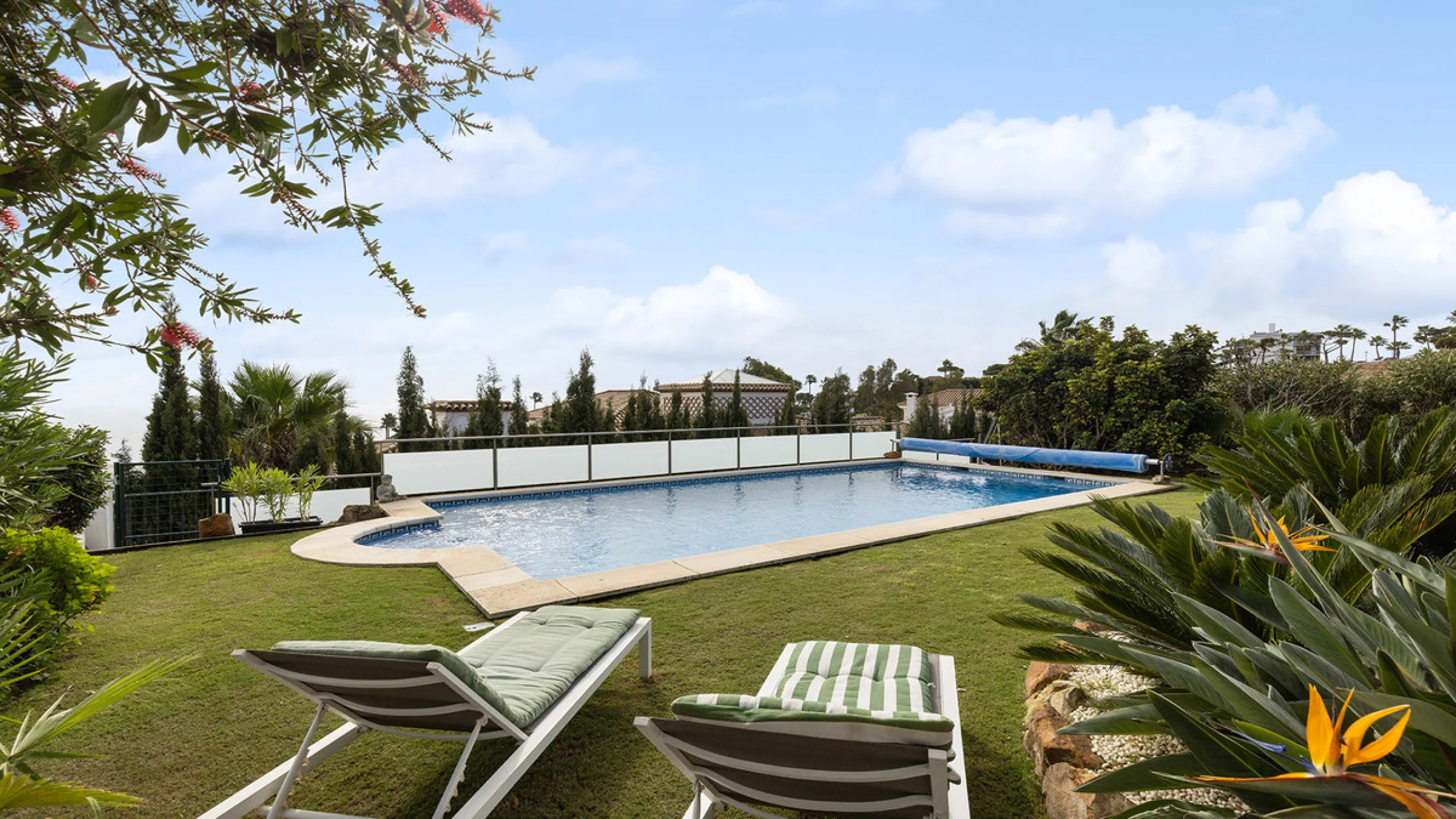 Step through the grand wooden doors into this stunning villa in La Paloma, perfectly positioned between the ports of Sotogrande and La Duquesa. Designed for relaxed Mediterranean living, this home combines elegance, comfort, and breathtaking sea views.
