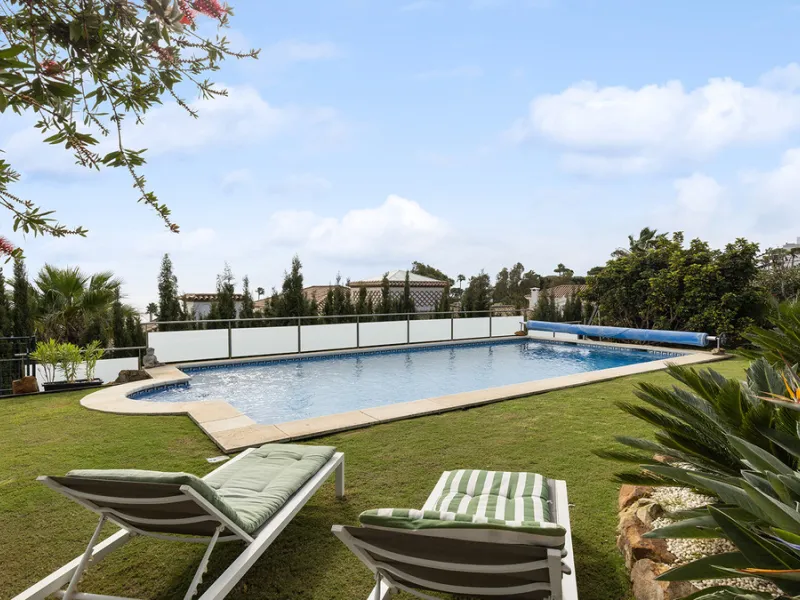 Step through the grand wooden doors into this stunning villa in La Paloma, perfectly positioned between the ports of Sotogrande and La Duquesa. Designed for relaxed Mediterranean living, this home combines elegance, comfort, and breathtaking sea views.