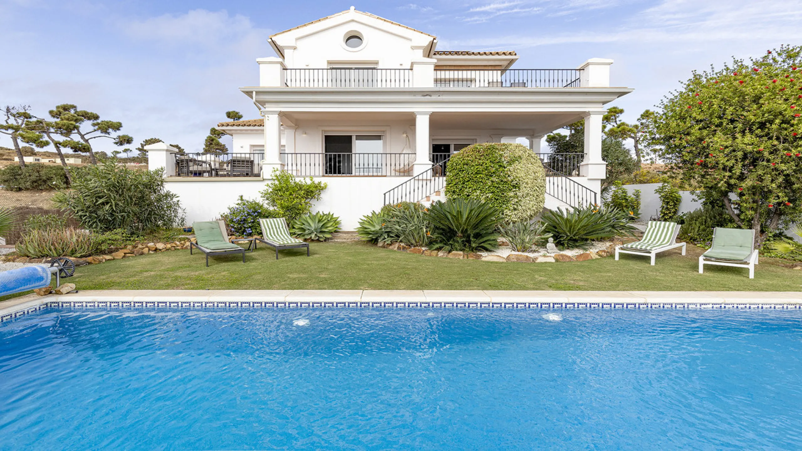 Step through the grand wooden doors into this stunning villa in La Paloma, perfectly positioned between the ports of Sotogrande and La Duquesa. Designed for relaxed Mediterranean living, this home combines elegance, comfort, and breathtaking sea views.