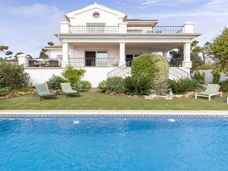 Step through the grand wooden doors into this stunning villa in La Paloma, perfectly positioned between the ports of Sotogrande and La Duquesa. Designed for relaxed Mediterranean living, this home combines elegance, comfort, and breathtaking sea views.