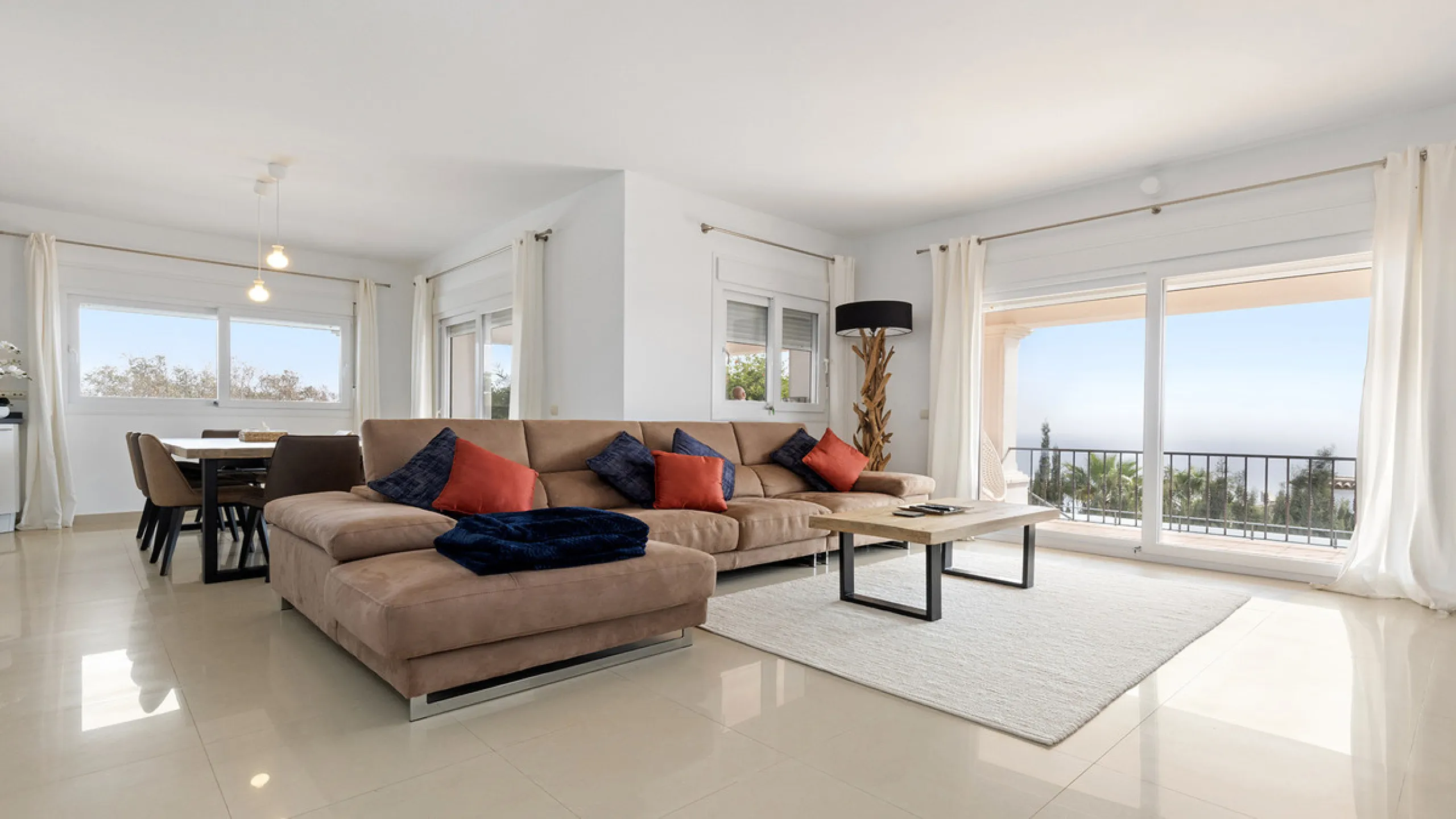 Step through the grand wooden doors into this stunning villa in La Paloma, perfectly positioned between the ports of Sotogrande and La Duquesa. Designed for relaxed Mediterranean living, this home combines elegance, comfort, and breathtaking sea views.