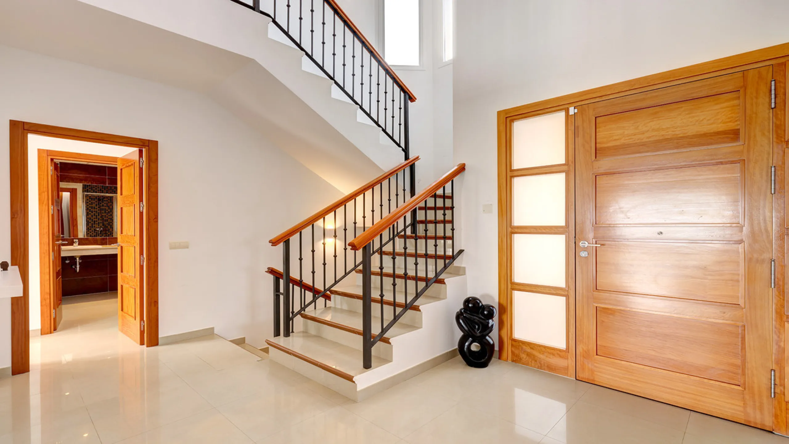 Step through the grand wooden doors into this stunning villa in La Paloma, perfectly positioned between the ports of Sotogrande and La Duquesa. Designed for relaxed Mediterranean living, this home combines elegance, comfort, and breathtaking sea views.