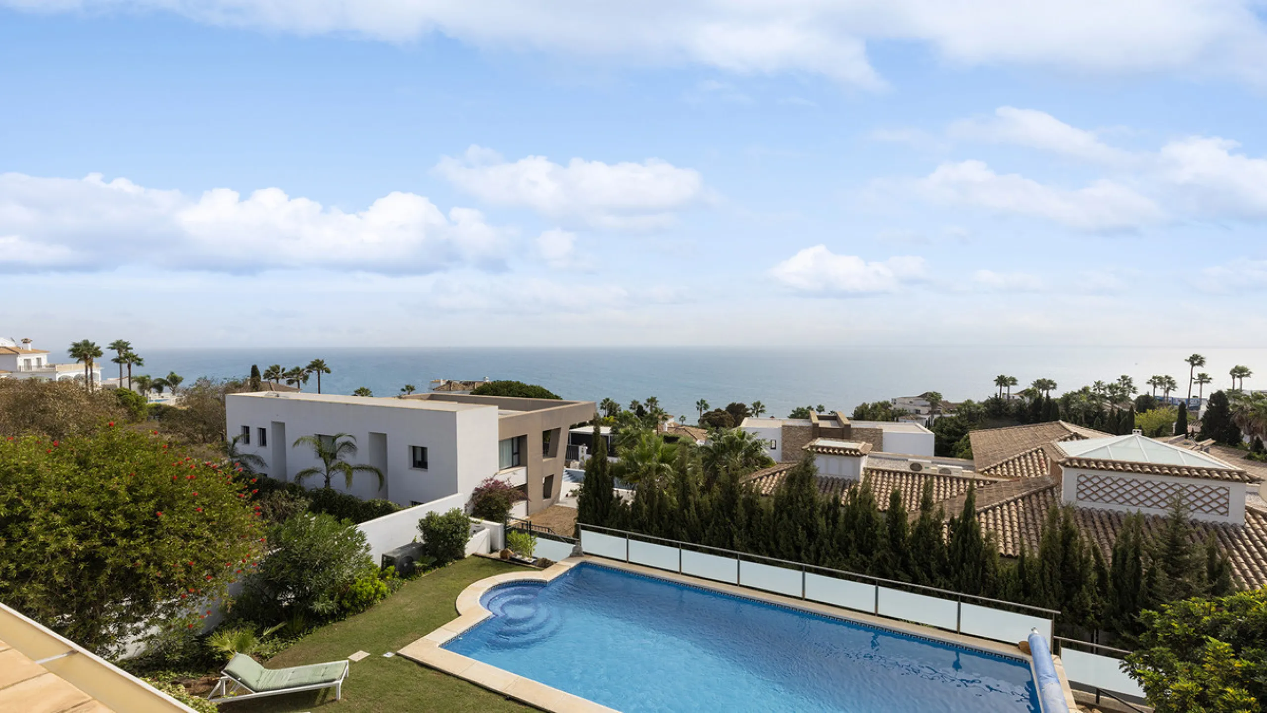 Step through the grand wooden doors into this stunning villa in La Paloma, perfectly positioned between the ports of Sotogrande and La Duquesa. Designed for relaxed Mediterranean living, this home combines elegance, comfort, and breathtaking sea views.