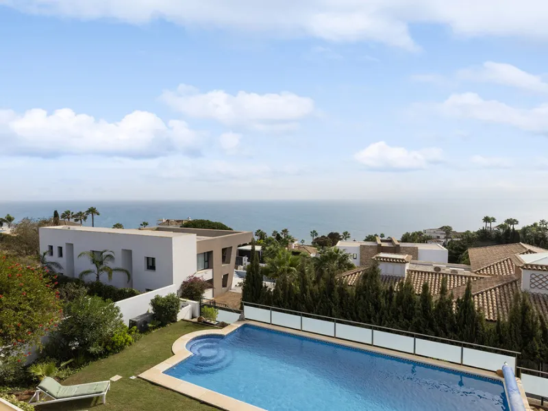 Step through the grand wooden doors into this stunning villa in La Paloma, perfectly positioned between the ports of Sotogrande and La Duquesa. Designed for relaxed Mediterranean living, this home combines elegance, comfort, and breathtaking sea views.