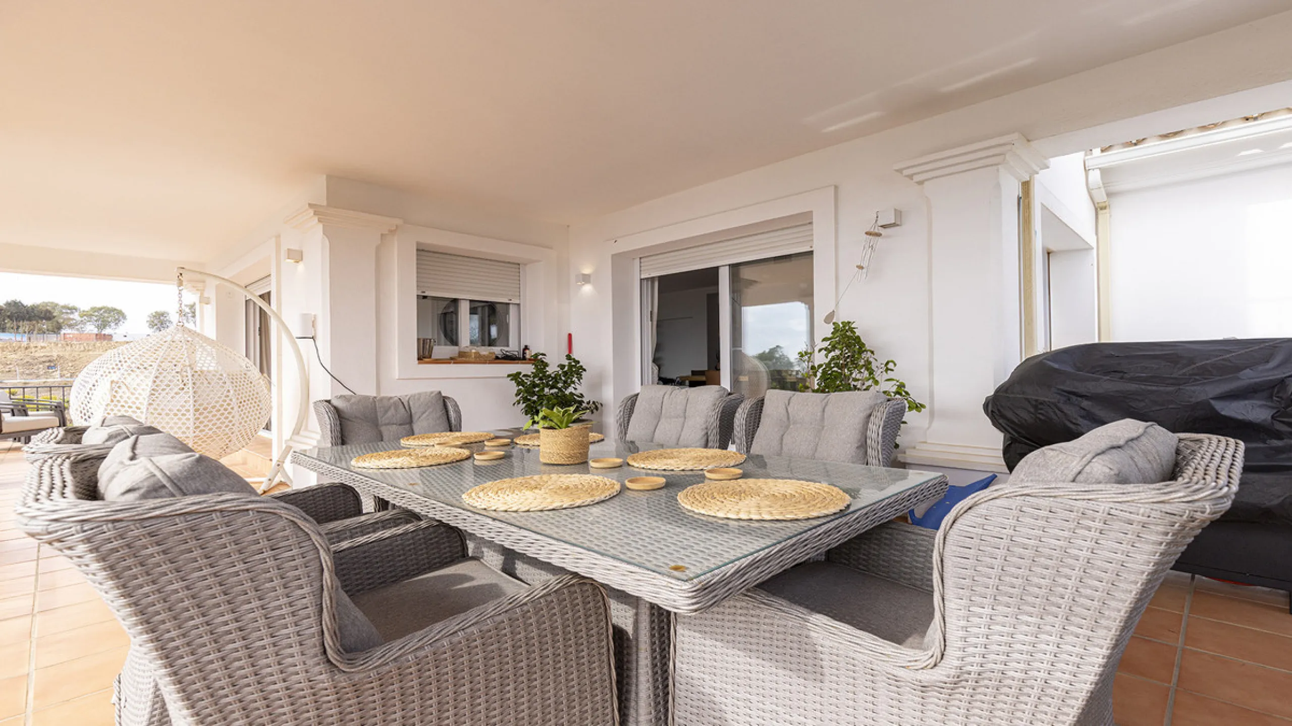 Step through the grand wooden doors into this stunning villa in La Paloma, perfectly positioned between the ports of Sotogrande and La Duquesa. Designed for relaxed Mediterranean living, this home combines elegance, comfort, and breathtaking sea views.