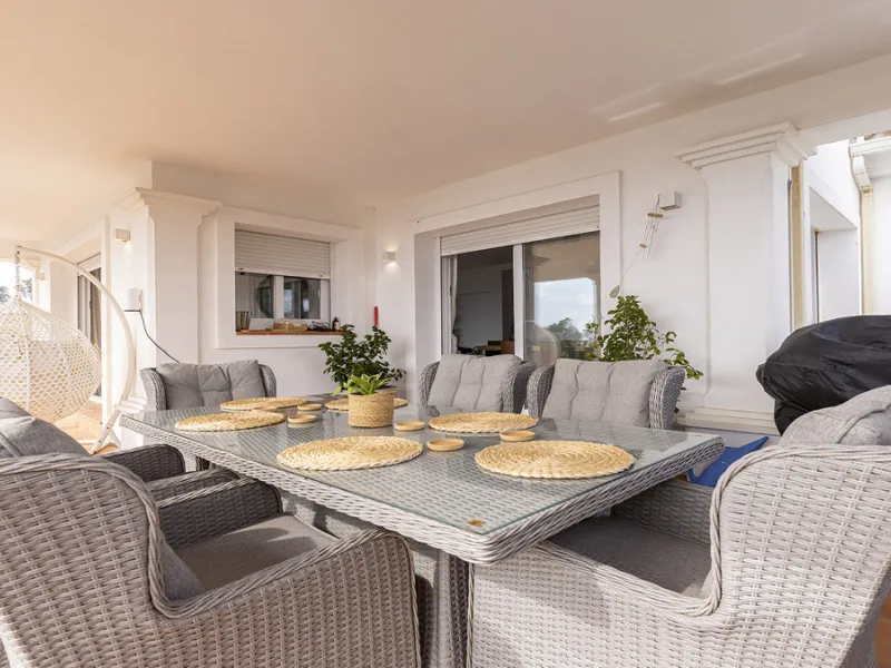 Step through the grand wooden doors into this stunning villa in La Paloma, perfectly positioned between the ports of Sotogrande and La Duquesa. Designed for relaxed Mediterranean living, this home combines elegance, comfort, and breathtaking sea views.
