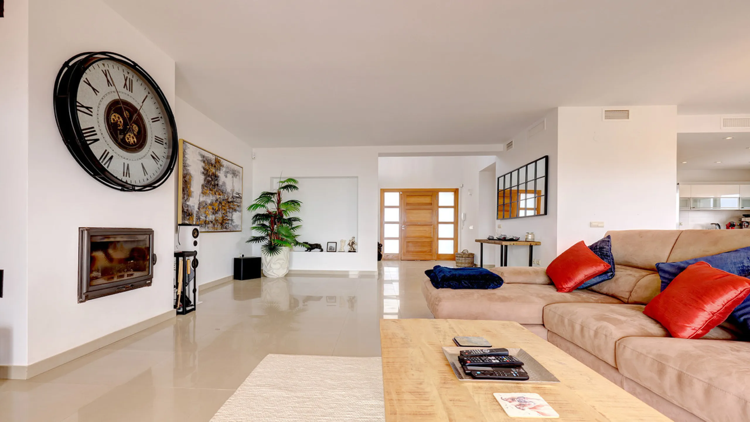 Step through the grand wooden doors into this stunning villa in La Paloma, perfectly positioned between the ports of Sotogrande and La Duquesa. Designed for relaxed Mediterranean living, this home combines elegance, comfort, and breathtaking sea views.