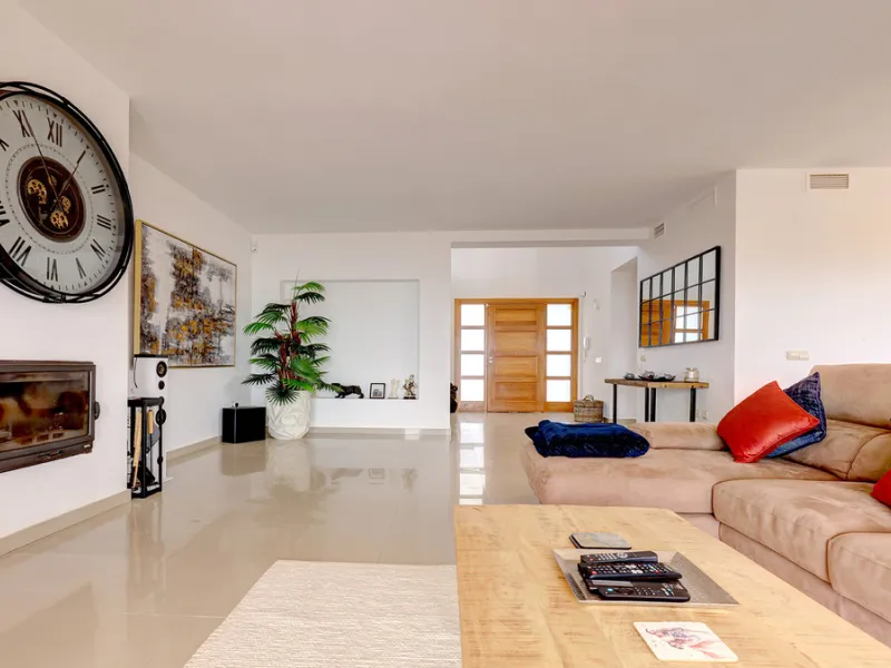 Step through the grand wooden doors into this stunning villa in La Paloma, perfectly positioned between the ports of Sotogrande and La Duquesa. Designed for relaxed Mediterranean living, this home combines elegance, comfort, and breathtaking sea views.