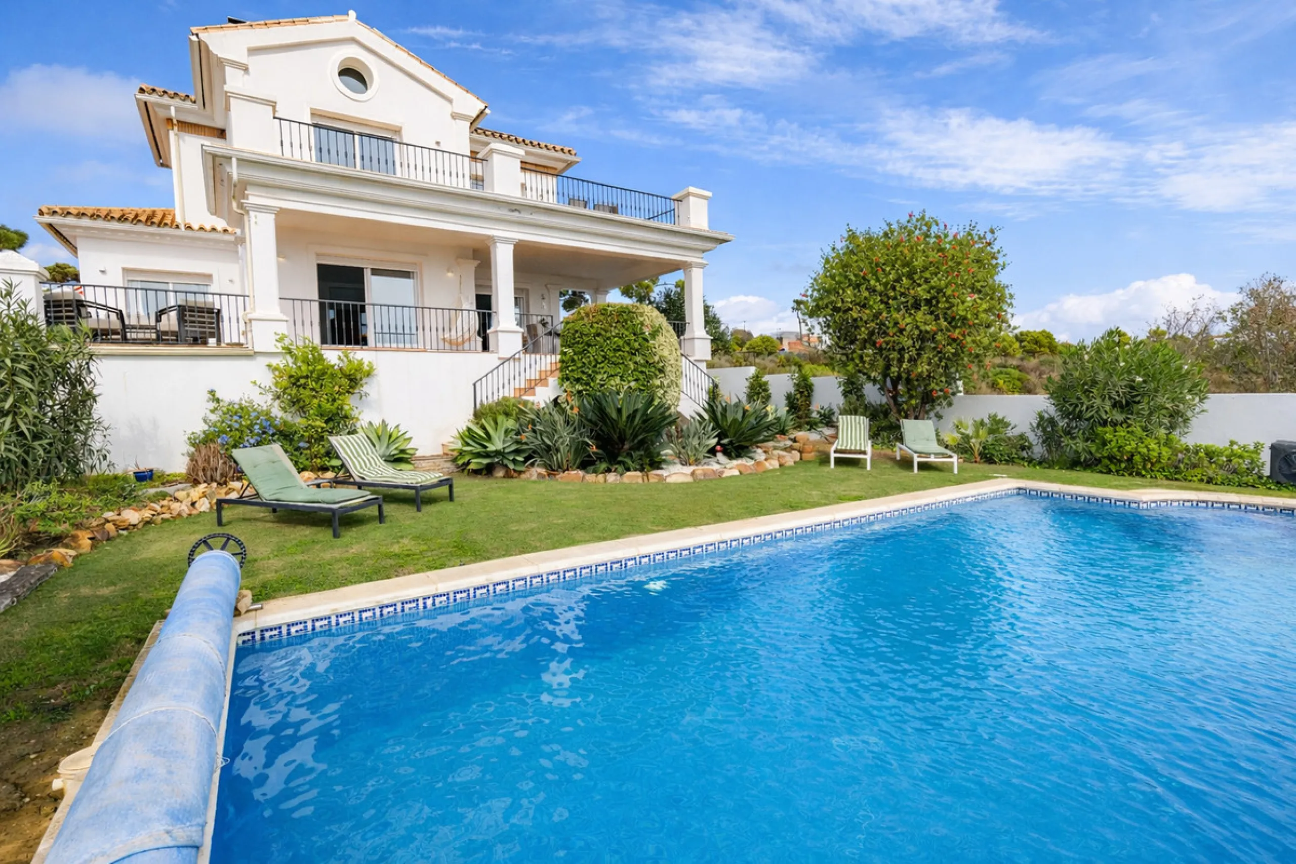 Step through the grand wooden doors into this stunning villa in La Paloma, perfectly positioned between the ports of Sotogrande and La Duquesa. Designed for relaxed Mediterranean living, this home combines elegance, comfort, and breathtaking sea views.