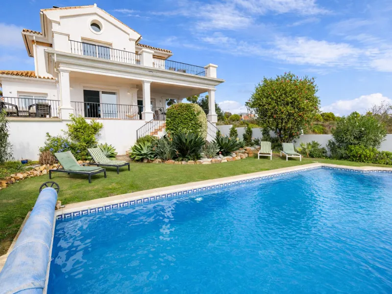 Step through the grand wooden doors into this stunning villa in La Paloma, perfectly positioned between the ports of Sotogrande and La Duquesa. Designed for relaxed Mediterranean living, this home combines elegance, comfort, and breathtaking sea views.