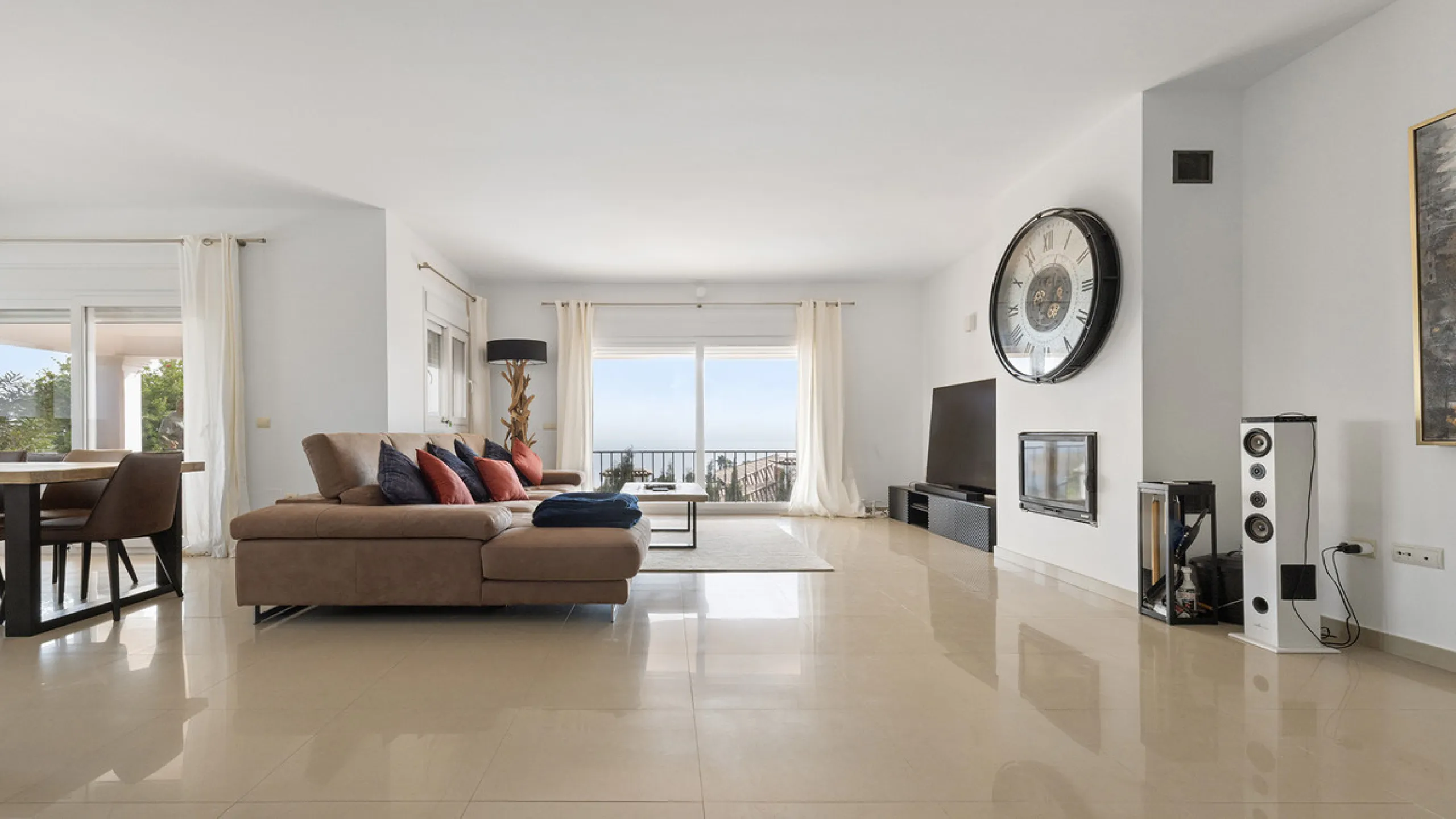 Step through the grand wooden doors into this stunning villa in La Paloma, perfectly positioned between the ports of Sotogrande and La Duquesa. Designed for relaxed Mediterranean living, this home combines elegance, comfort, and breathtaking sea views.