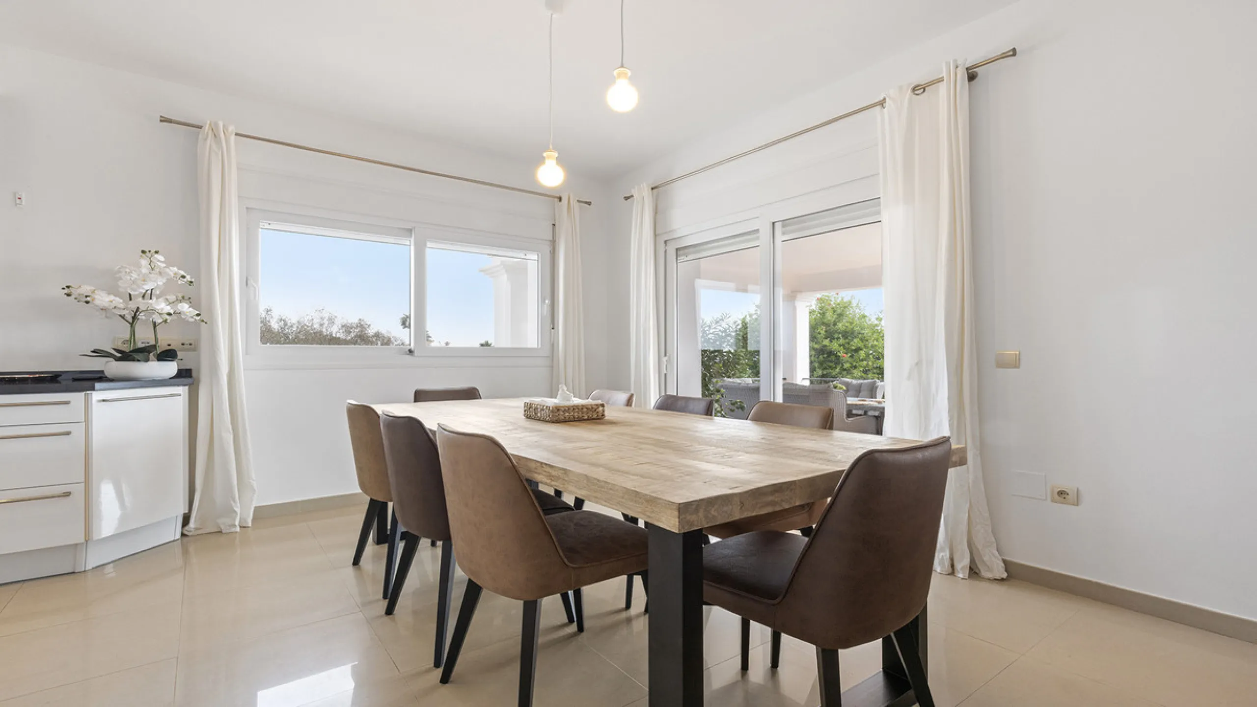 Step through the grand wooden doors into this stunning villa in La Paloma, perfectly positioned between the ports of Sotogrande and La Duquesa. Designed for relaxed Mediterranean living, this home combines elegance, comfort, and breathtaking sea views.