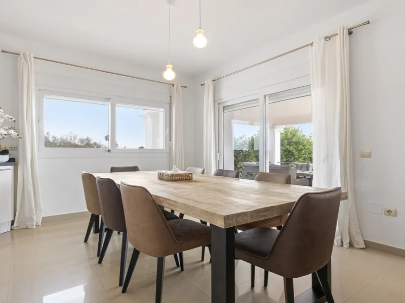 Step through the grand wooden doors into this stunning villa in La Paloma, perfectly positioned between the ports of Sotogrande and La Duquesa. Designed for relaxed Mediterranean living, this home combines elegance, comfort, and breathtaking sea views.