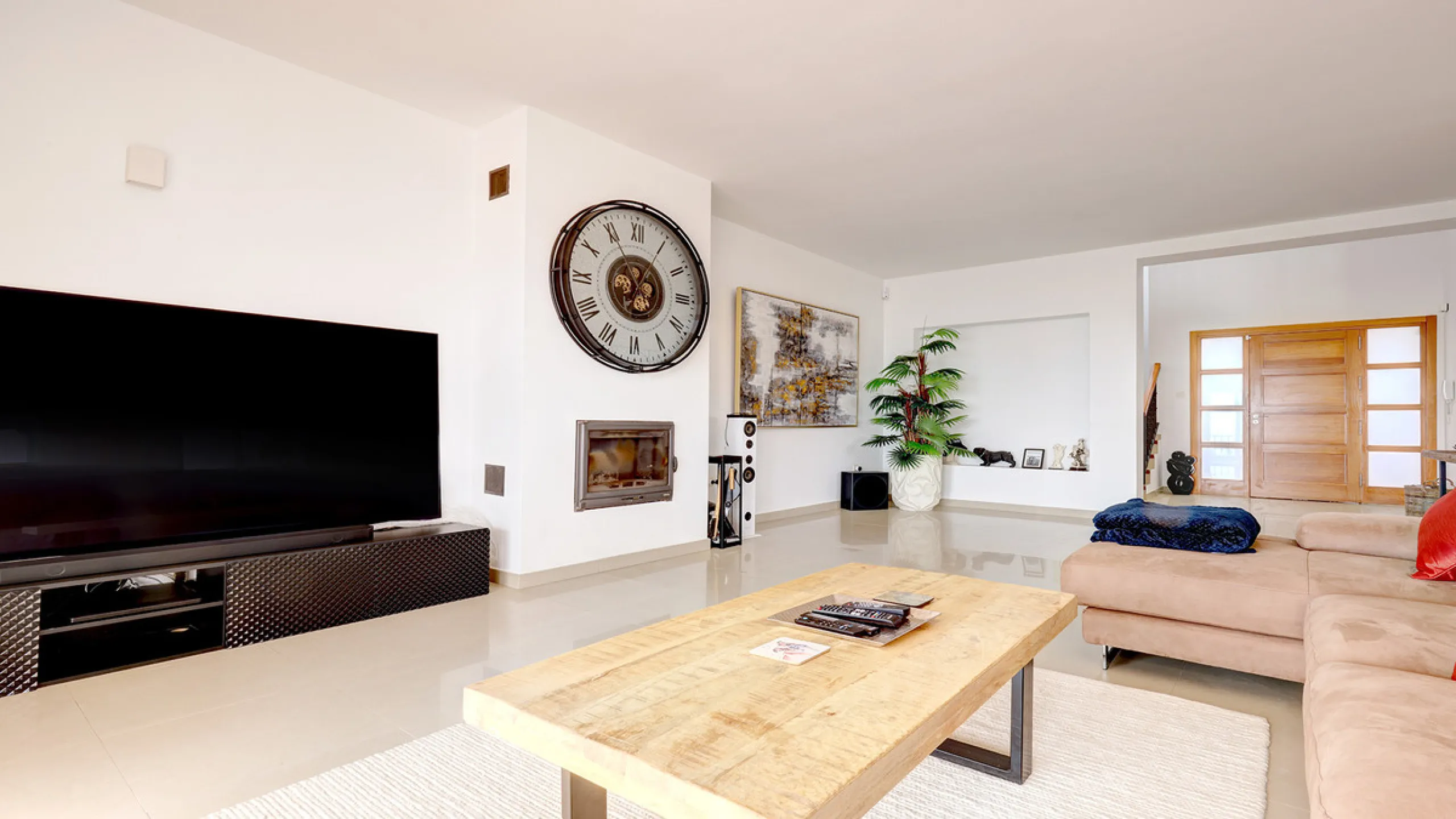 Step through the grand wooden doors into this stunning villa in La Paloma, perfectly positioned between the ports of Sotogrande and La Duquesa. Designed for relaxed Mediterranean living, this home combines elegance, comfort, and breathtaking sea views.