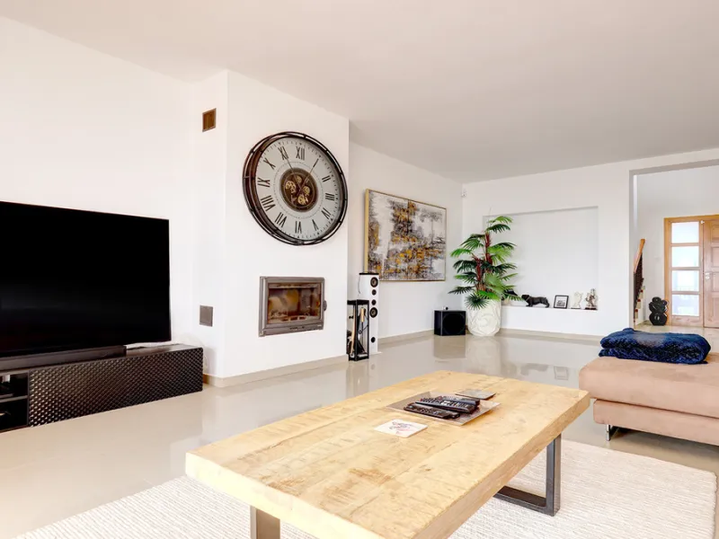 Step through the grand wooden doors into this stunning villa in La Paloma, perfectly positioned between the ports of Sotogrande and La Duquesa. Designed for relaxed Mediterranean living, this home combines elegance, comfort, and breathtaking sea views.