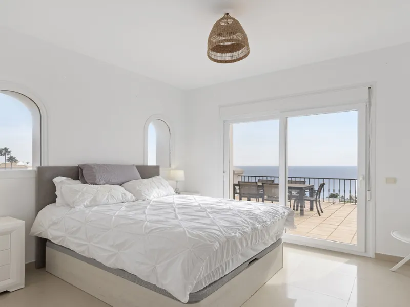 Step through the grand wooden doors into this stunning villa in La Paloma, perfectly positioned between the ports of Sotogrande and La Duquesa. Designed for relaxed Mediterranean living, this home combines elegance, comfort, and breathtaking sea views.