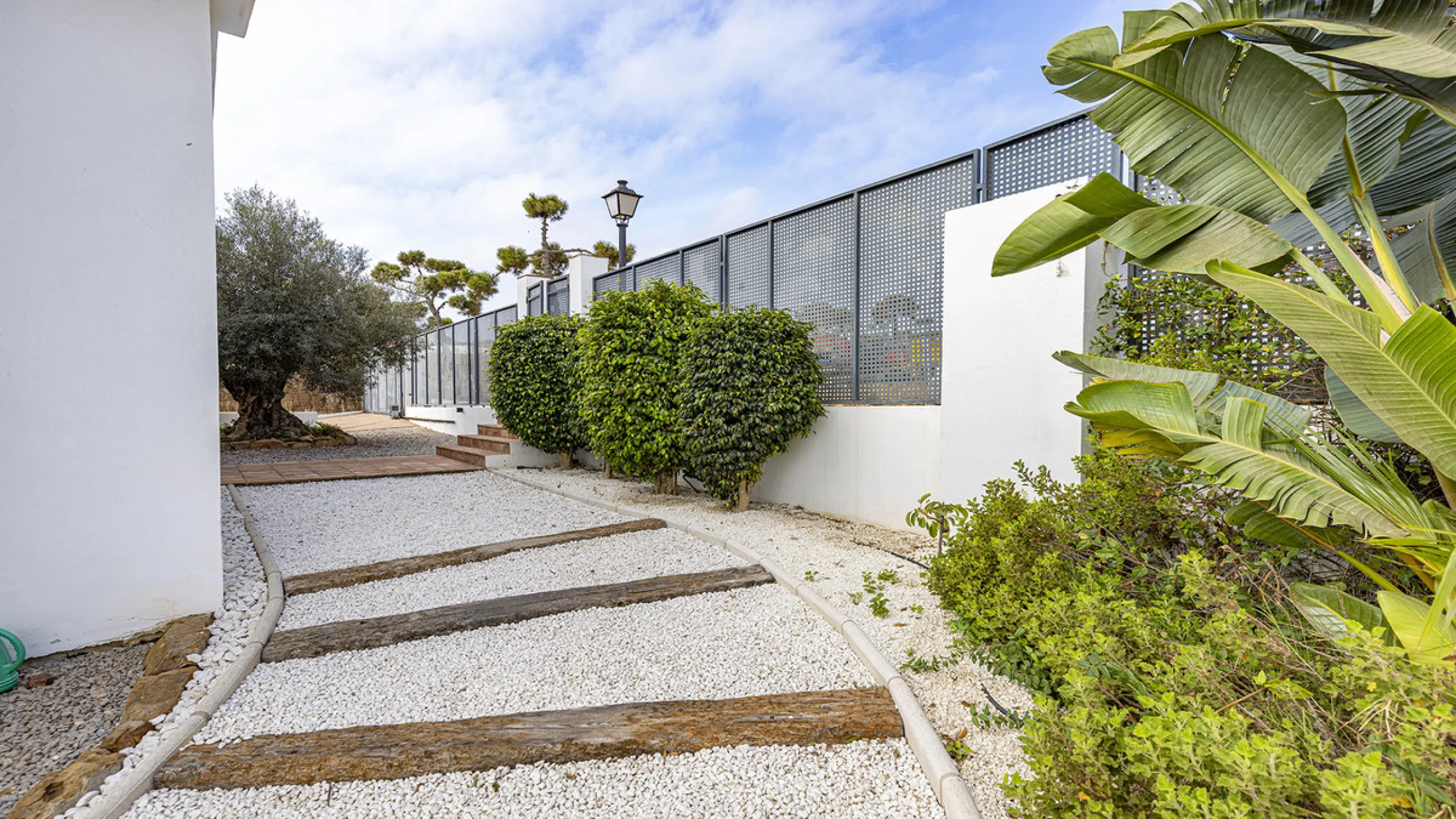Step through the grand wooden doors into this stunning villa in La Paloma, perfectly positioned between the ports of Sotogrande and La Duquesa. Designed for relaxed Mediterranean living, this home combines elegance, comfort, and breathtaking sea views.