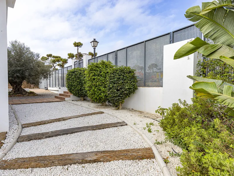 Step through the grand wooden doors into this stunning villa in La Paloma, perfectly positioned between the ports of Sotogrande and La Duquesa. Designed for relaxed Mediterranean living, this home combines elegance, comfort, and breathtaking sea views.