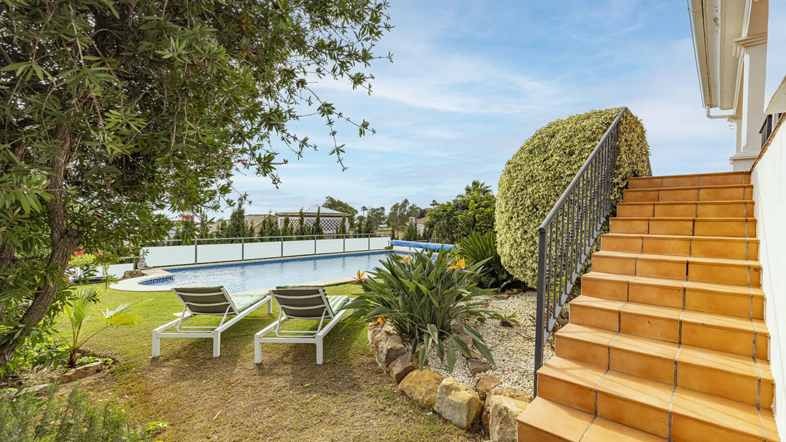Step through the grand wooden doors into this stunning villa in La Paloma, perfectly positioned between the ports of Sotogrande and La Duquesa. Designed for relaxed Mediterranean living, this home combines elegance, comfort, and breathtaking sea views.