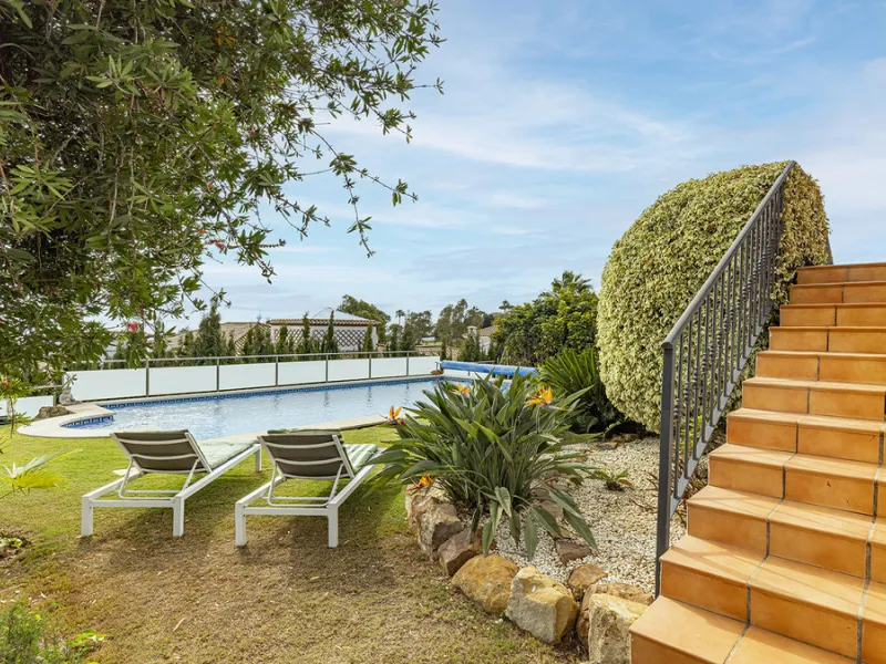 Step through the grand wooden doors into this stunning villa in La Paloma, perfectly positioned between the ports of Sotogrande and La Duquesa. Designed for relaxed Mediterranean living, this home combines elegance, comfort, and breathtaking sea views.