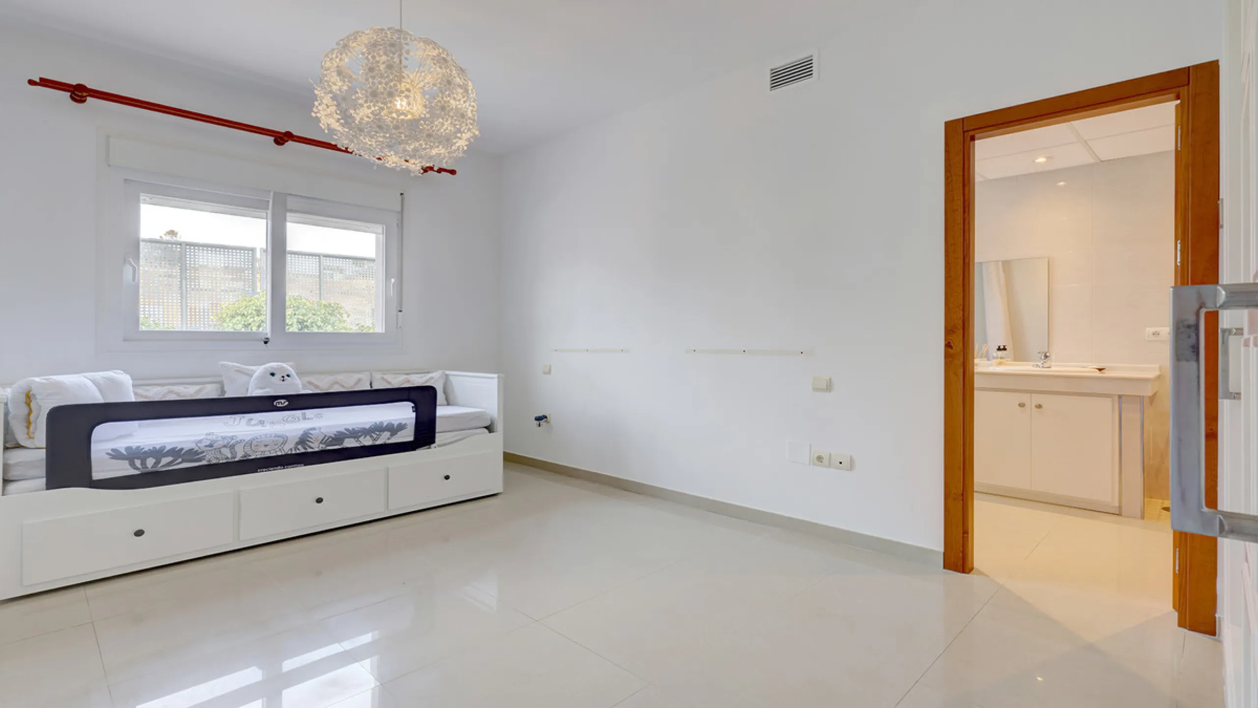 Step through the grand wooden doors into this stunning villa in La Paloma, perfectly positioned between the ports of Sotogrande and La Duquesa. Designed for relaxed Mediterranean living, this home combines elegance, comfort, and breathtaking sea views.