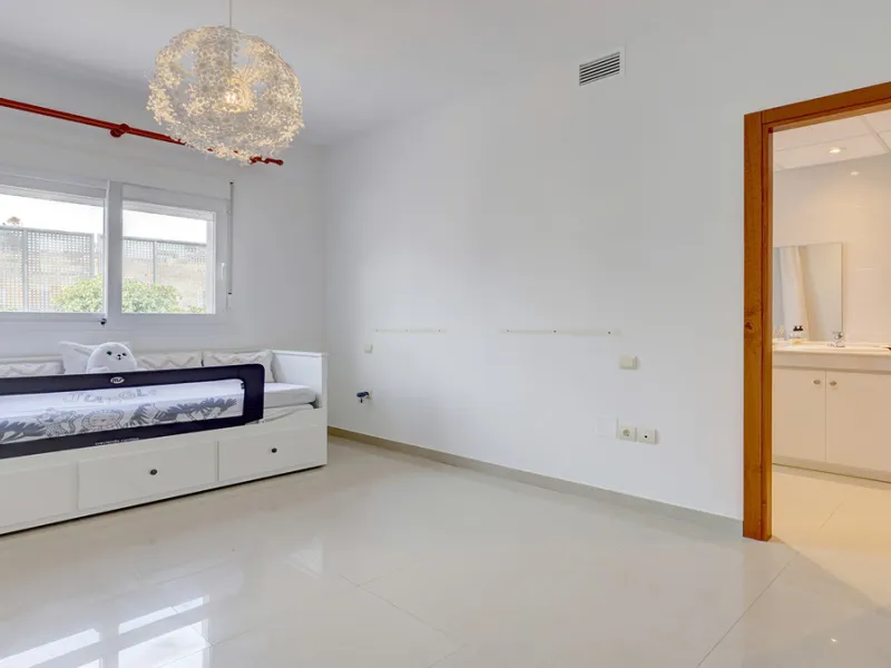Step through the grand wooden doors into this stunning villa in La Paloma, perfectly positioned between the ports of Sotogrande and La Duquesa. Designed for relaxed Mediterranean living, this home combines elegance, comfort, and breathtaking sea views.
