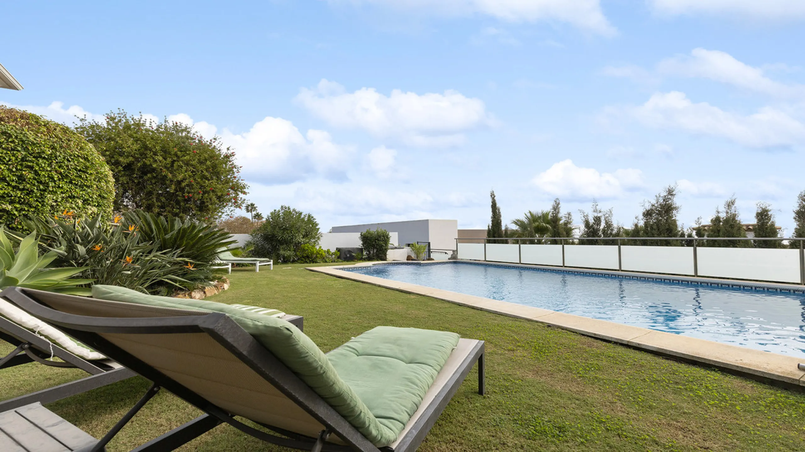 Step through the grand wooden doors into this stunning villa in La Paloma, perfectly positioned between the ports of Sotogrande and La Duquesa. Designed for relaxed Mediterranean living, this home combines elegance, comfort, and breathtaking sea views.