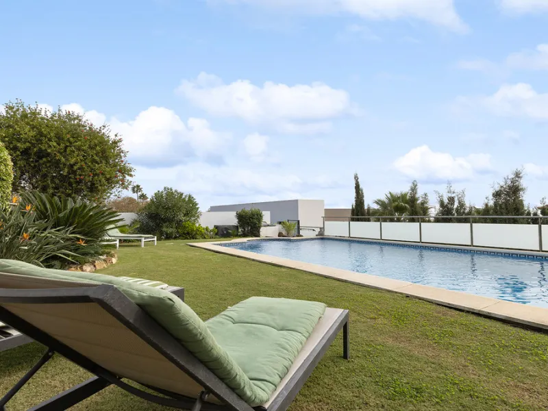 Step through the grand wooden doors into this stunning villa in La Paloma, perfectly positioned between the ports of Sotogrande and La Duquesa. Designed for relaxed Mediterranean living, this home combines elegance, comfort, and breathtaking sea views.