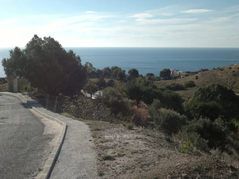 Opportunity for Developers, a plot of 7.200 m2 for 18 single-family homes, with a buildable ceiling of 2.500m2; being 7 independent plots and exclusive mode in Benalmádena, idyllic setting of the Costa del Sol, south facing, surrounded by the magnificent 