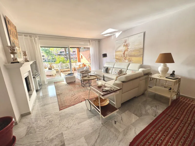 Apartment - Penthouse Duplex в продаже в Marbella, Málaga. В доме 4 спален и 5 ванных комнат. Площадь дома 255 м²