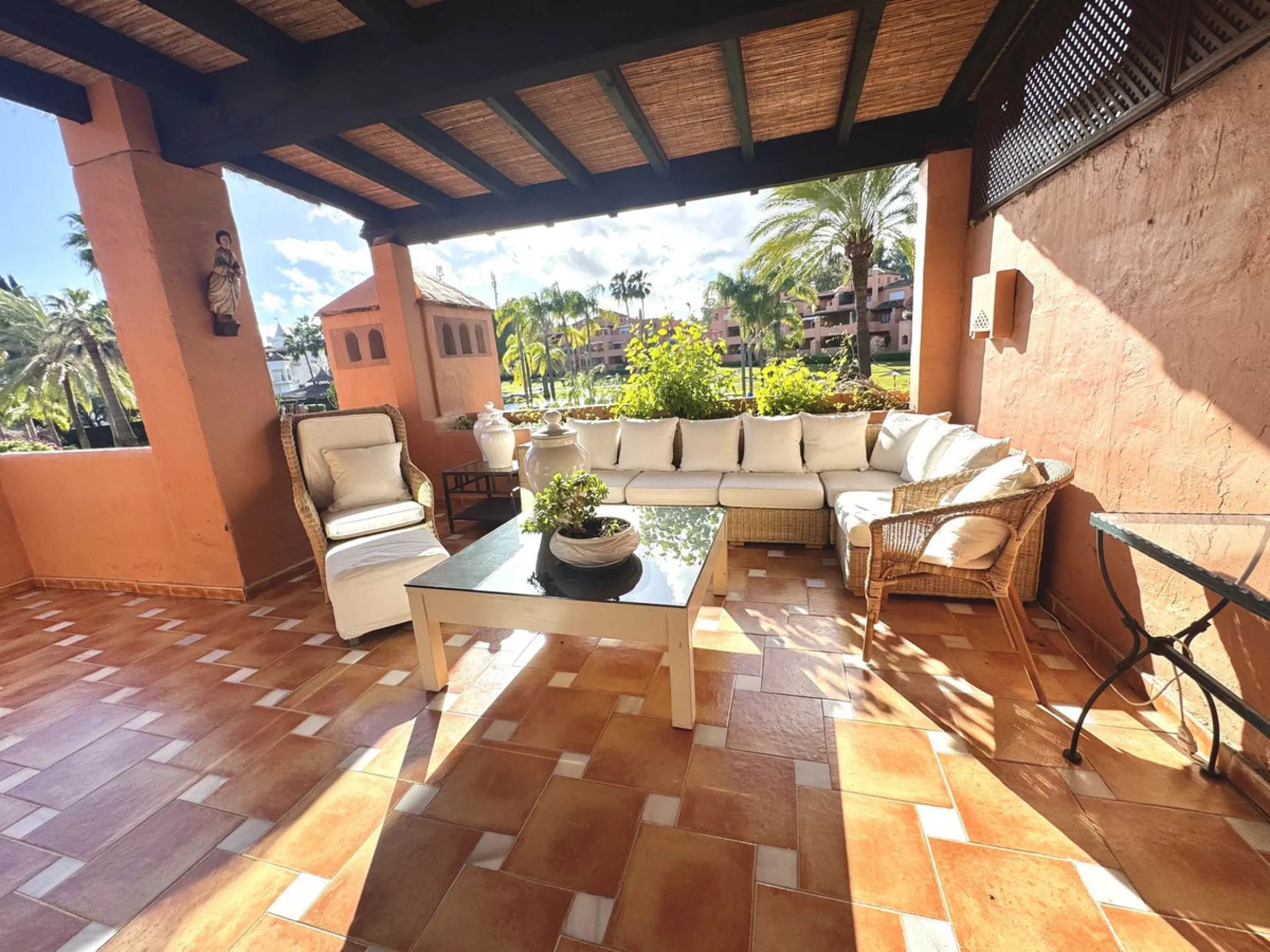 Apartment - Penthouse Duplex в продаже в Marbella, Málaga. В доме 4 спален и 5 ванных комнат. Площадь дома 255 м²